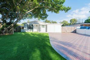 Exterior - Spacious 4-bedroom house in beautiful Pinellas Park with AC (Pinellas Park)