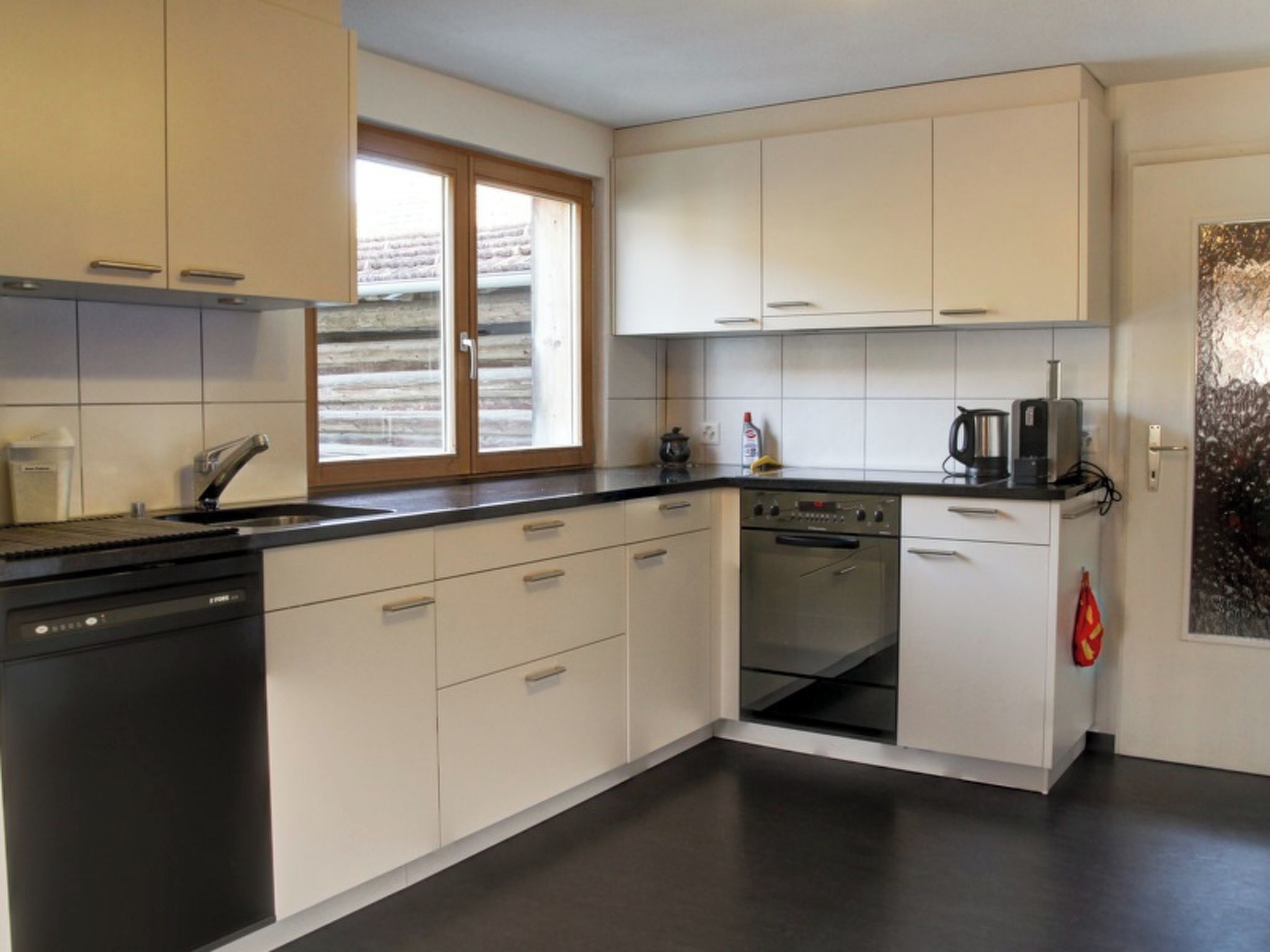 Kühlschrank, Ofen, Geschirrspüler, Kochgeschirr/Geschirr/Besteck