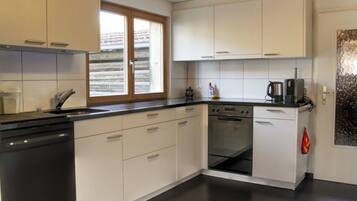 Kühlschrank, Ofen, Geschirrspüler, Kochgeschirr/Geschirr/Besteck