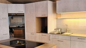 Refrigerador, horno, lavavajillas y utensilios de cocina 