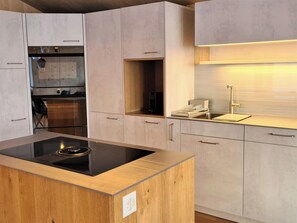 Kühlschrank, Ofen, Geschirrspüler, Kochgeschirr/Geschirr/Besteck