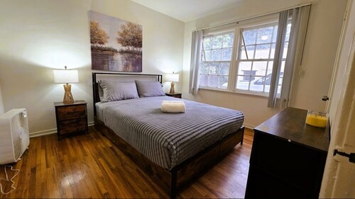 Bargain Beverly Hills 2 bedroom ground floor apartment near la Cienega park