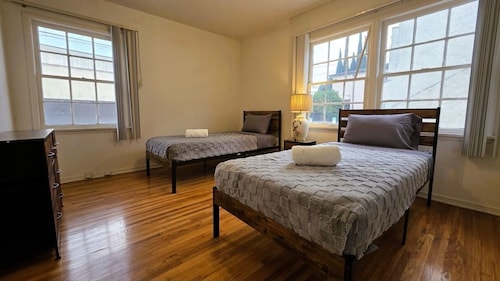 Bargain Beverly Hills 2 bedroom ground floor apartment near la Cienega park