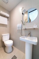 Standard Double Room | Bathroom | Shower, hair dryer, towels, shampoo