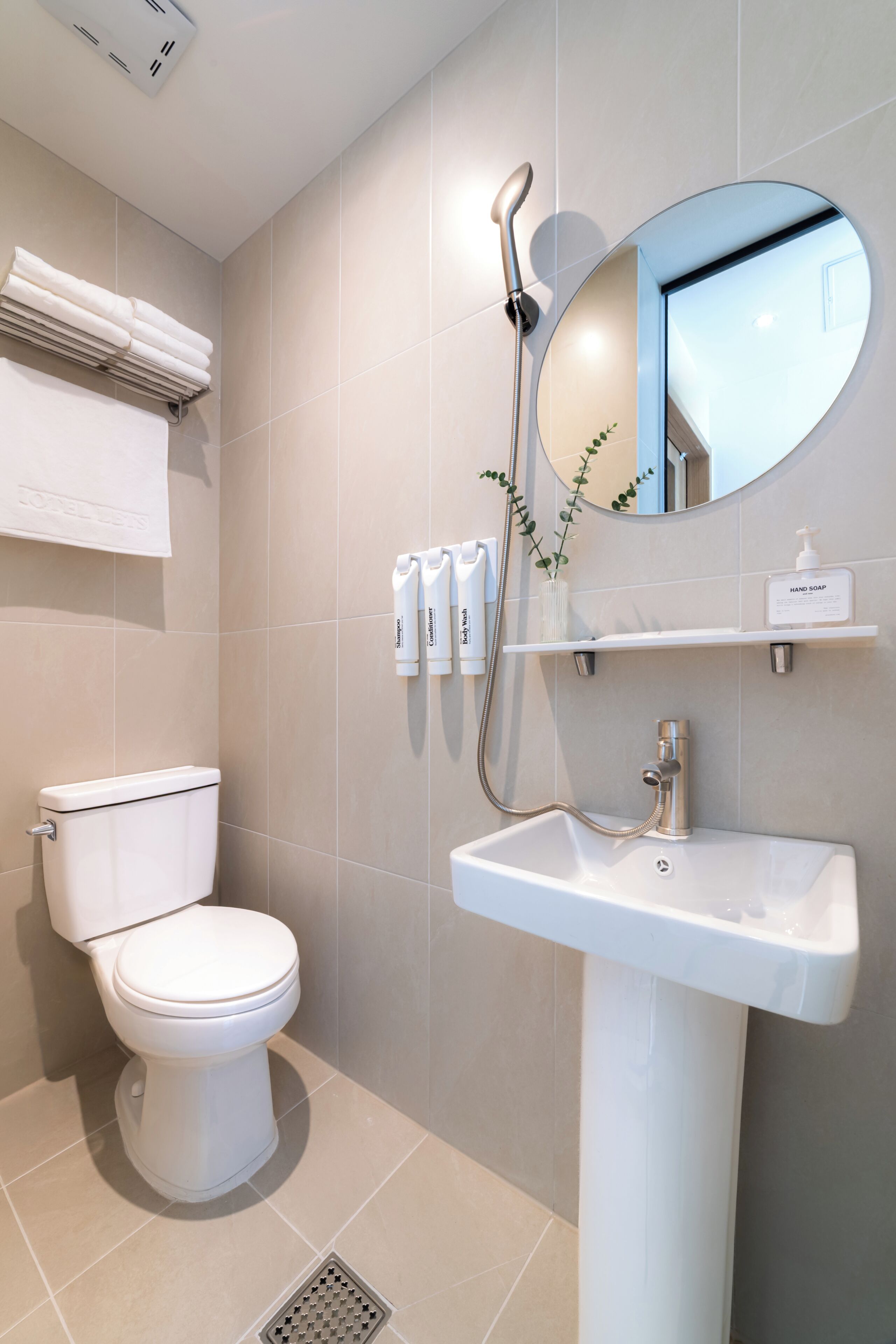 Standard Double Room | Bathroom | Shower, hair dryer, towels, shampoo