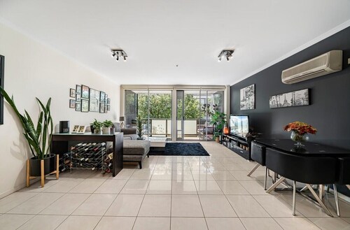 Light-filled, spacious 2 bdrm Prahran apartment with free parking.