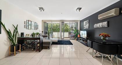 Light-filled, spacious 2 bdrm Prahran apartment with free parking.