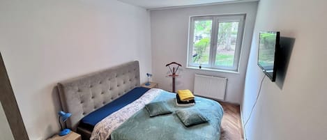 Tabla de planchar con plancha, wifi y ropa de cama