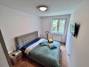Iron/ironing board, WiFi, bed sheets