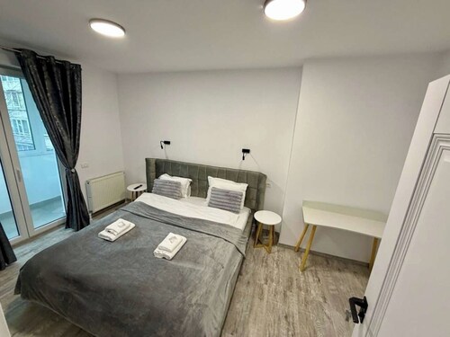 Spacious downtown apartment by Managr