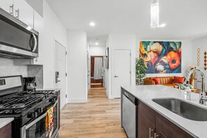 Fridge, microwave, oven, stovetop - Elegant 1BD Sleeps 2 Near Independence Hall Philly (Philadelphia)