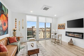 TV, offices - Elegant 1BD Sleeps 2 Near Independence Hall Philly (Philadelphia)