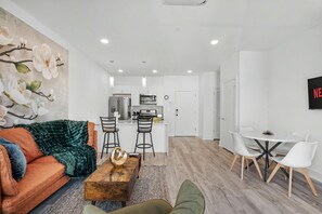 TV, offices - Bright 1BD Sleeps 2 Near Liberty Bell Center City (Philadelphia)