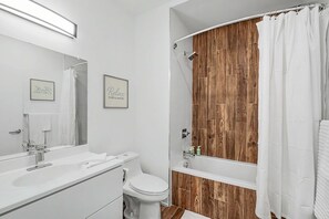 Shower, hair dryer, shampoo - Bright 1BD Sleeps 2 Near Liberty Bell Center City (Philadelphia)