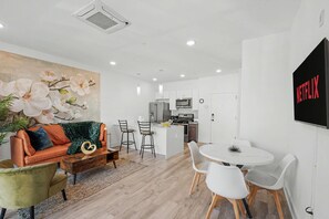 TV, offices - Bright 1BD Sleeps 2 Near Liberty Bell Center City (Philadelphia)