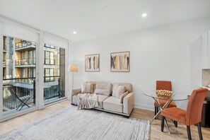 TV, offices - Chic 1BD Sleeps 2 Near Independence Hall Philly (Philadelphia)