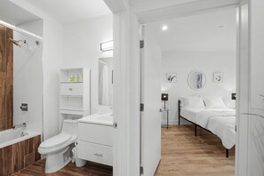 Douche, sèche-cheveux, shampoing