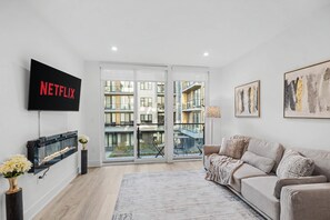 TV, offices - Chic 1BD Sleeps 2 Near Independence Hall Philly (Philadelphia)