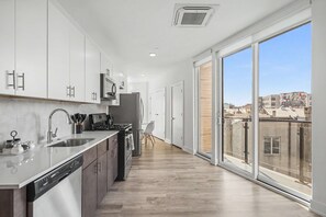 Fridge, microwave, oven, stovetop - Stylish Studio Sleeps 2 Near Reading Terminal PA (Philadelphia)