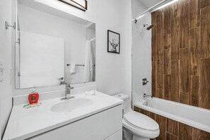 Een douche, een haardroger, shampoo