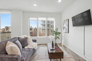 TV, offices - Stylish Studio Sleeps 2 Near Reading Terminal PA (Philadelphia)