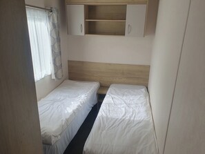 3 bedrooms, individually decorated, individually furnished, free WiFi - Caravan 325 (Lowestoft)