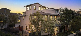 RMV Gem - FamilyFriendly, Amenities, Rooftop Views