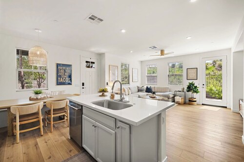 RMV Gem - FamilyFriendly, Amenities, Rooftop Views