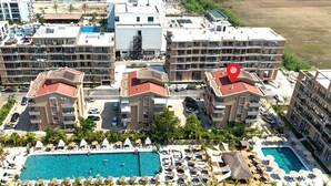 Un hôtel comprenant plusieurs bâtiments, une piscine et un espace de plage.