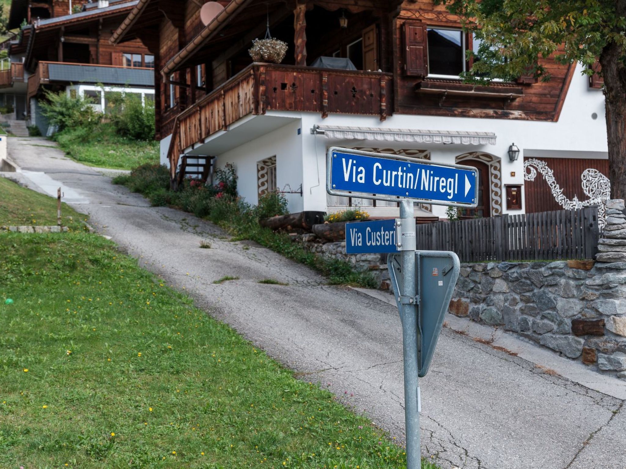 A street sign with directions to Via Curtin/Niregl and Via Curtis.