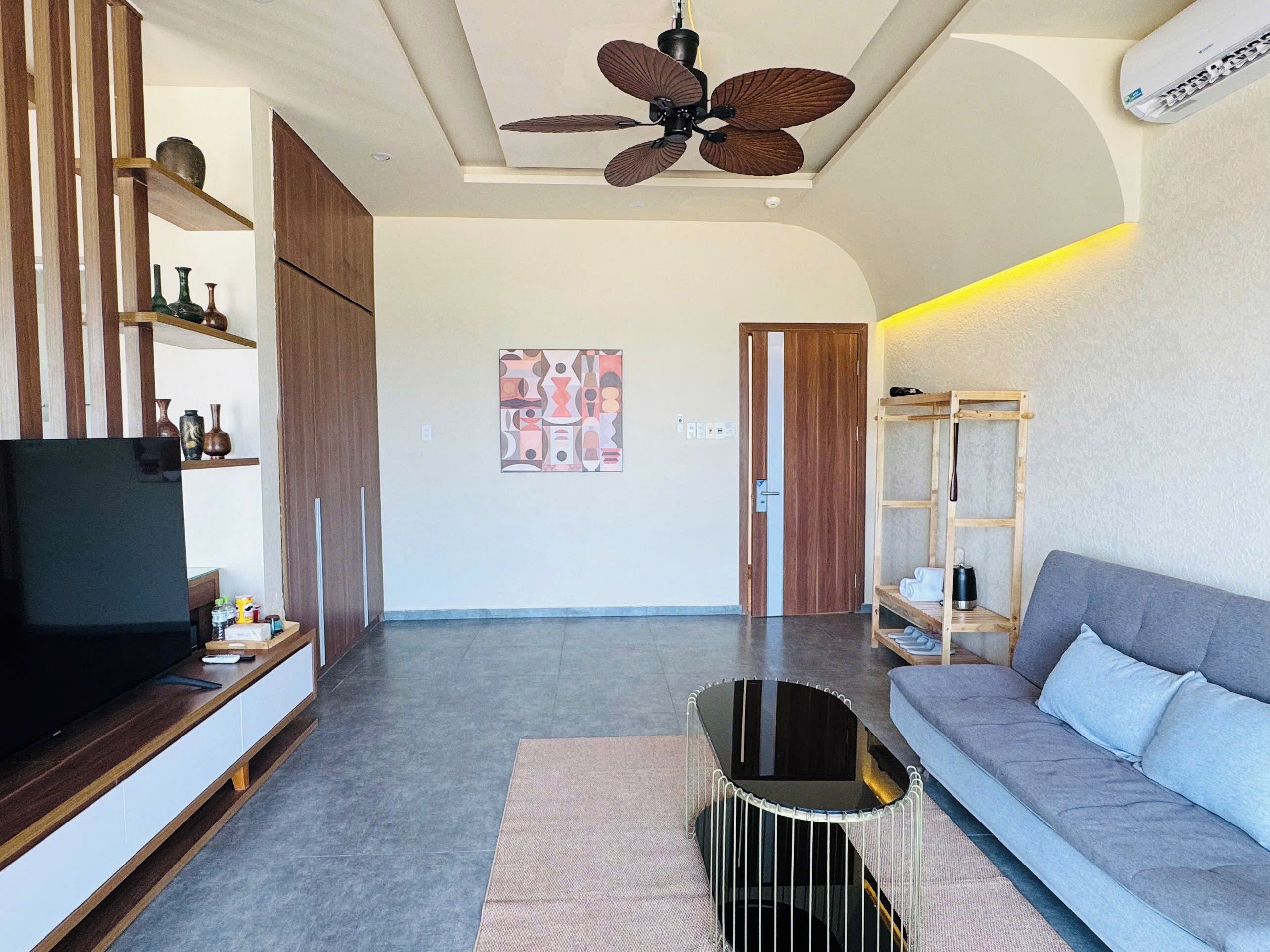Suite Luxury, balcone, vista spiaggia | Area soggiorno | TV a schermo piatto 4 pollici con canali via cavo