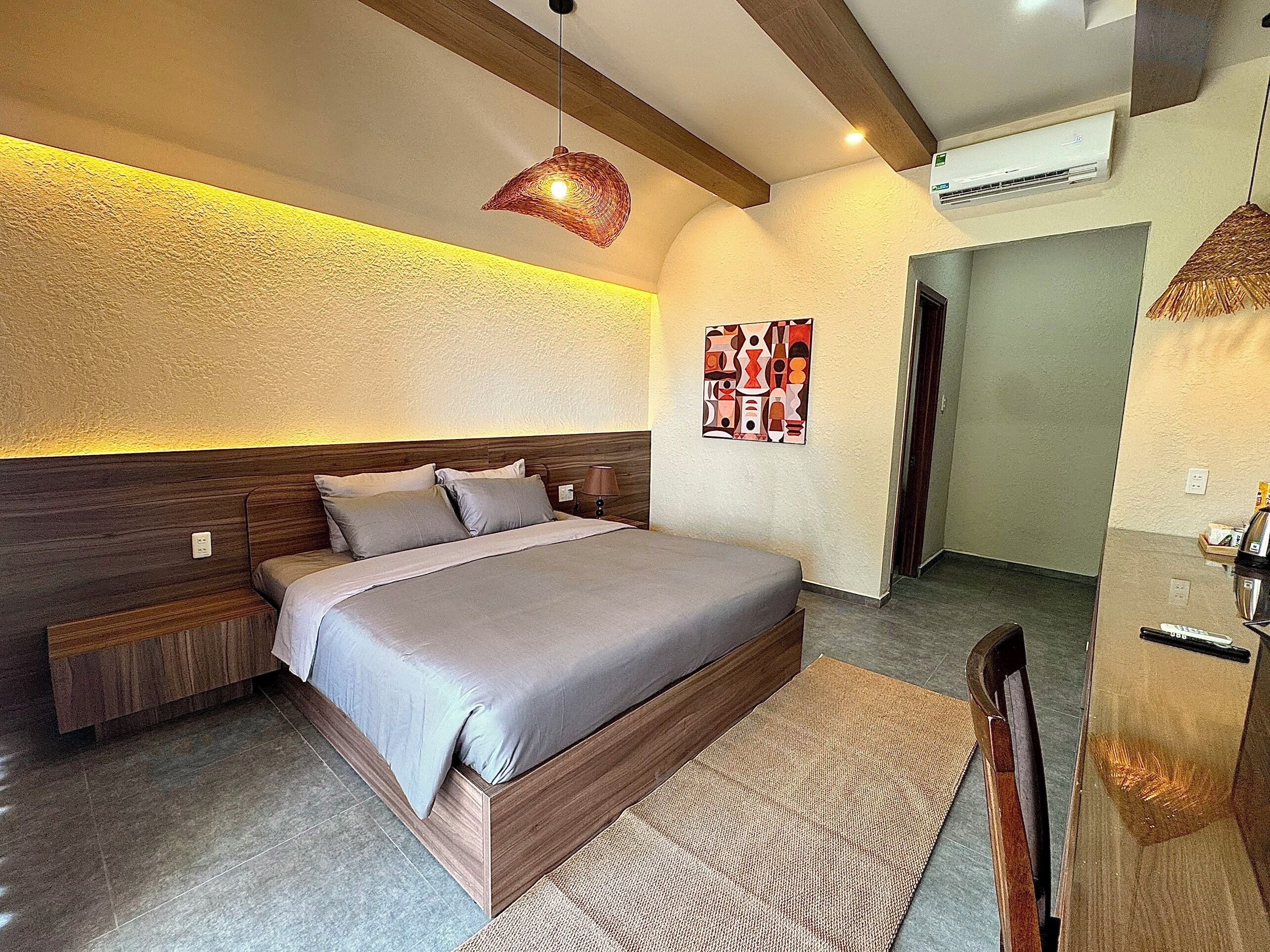 Kamar Double Deluks, balkon, pemandangan pantai | Brankas, meja kerja, tirai kedap cahaya, dan kedap suara