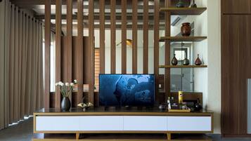 Luxury Suite, Balcony, Beach View | Interior