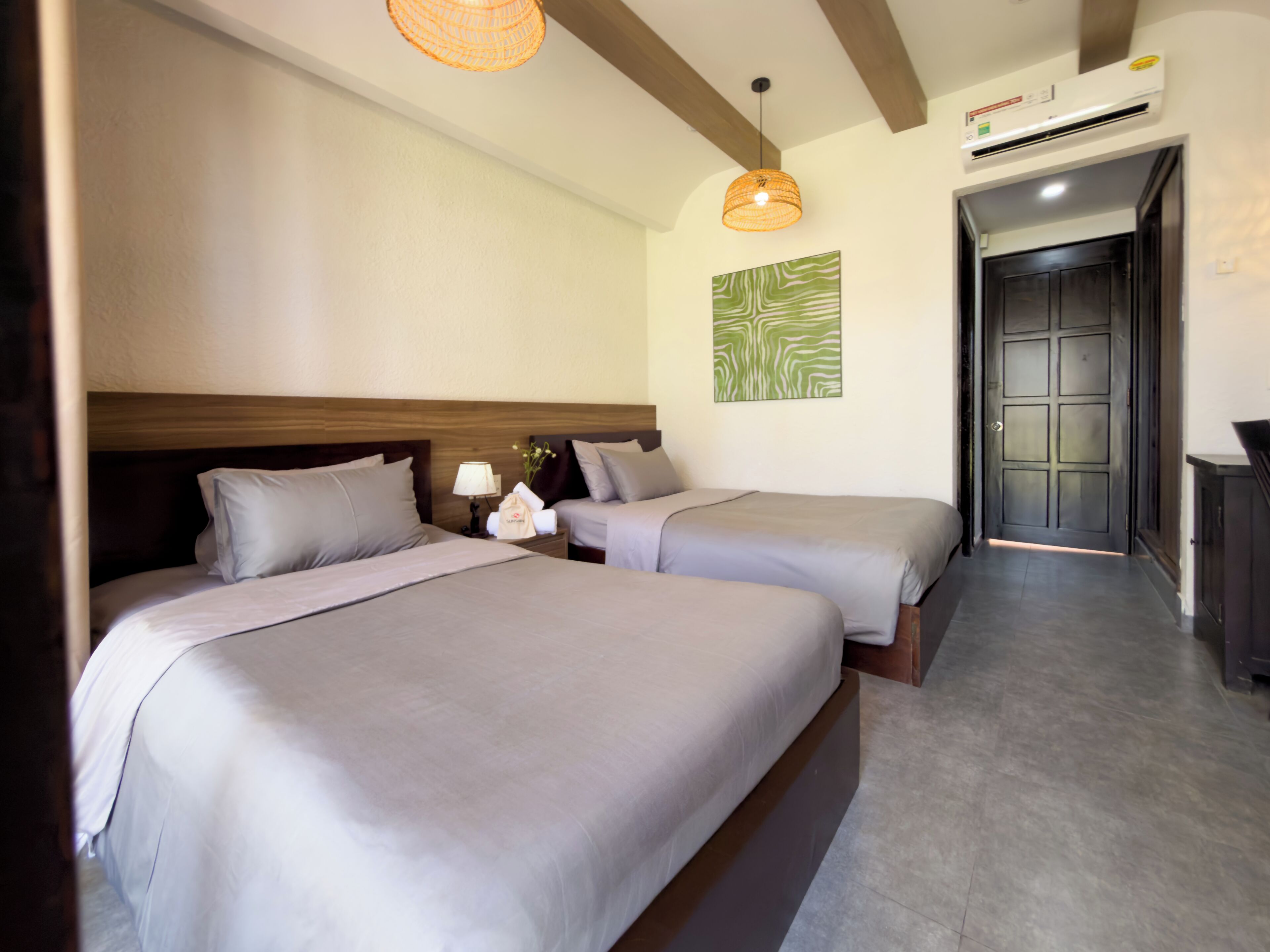 Superior Double or Twin Room, Balcony, Garden View | Bathroom | Combined shower/bathtub, free toiletries, hair dryer, slippers