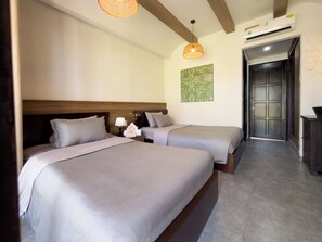 Kamar Double atau Twin Superior, balkon, pemandangan kebun | Kamar mandi | Kombinasi shower/bathtub dan perlengkapan mandi gratis