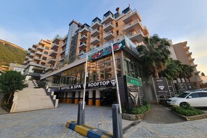 Ein mehrstöckiges Hotel mit Dachterrasse, Spa und Restaurant.