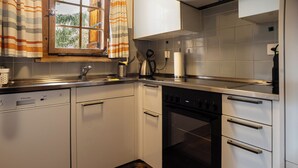 Kühlschrank, Kochgeschirr/Geschirr/Besteck