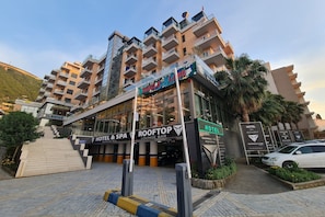 Ein mehrstöckiges Hotel mit Dachterrasse, Spa und Restaurant.