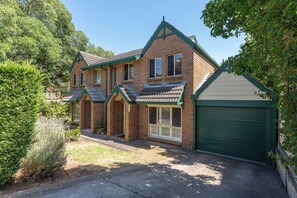 Exterior - Highfield Stay | 2BR Home Near CBD & Burnside Village (Saint Georges)