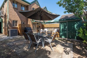 Outdoor dining - Highfield Stay | 2BR Home Near CBD & Burnside Village (Saint Georges)