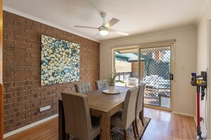 Dining - Highfield Stay | 2BR Home Near CBD & Burnside Village (Saint Georges)