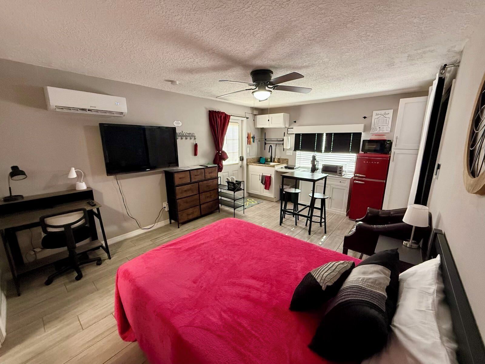 Desk, free WiFi, bed sheets
