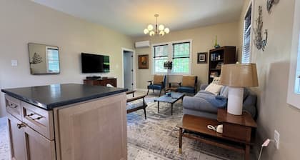 Lovely 1-bedroom MCM apartment with AC near downtown New Bern