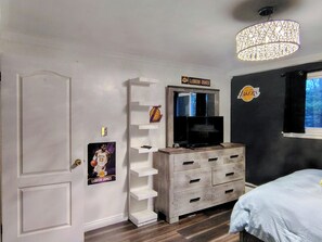 Iron/ironing board, WiFi, bed sheets - Step into The Guest House… stay awhile, where comfort meets elegance. (Inkster)