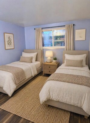 Iron/ironing board, WiFi, bed sheets - Step into The Guest House… stay awhile, where comfort meets elegance. (Inkster)