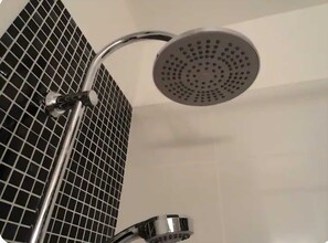 Hand-held showerhead - PROMO Petit studio/parking proche palais/plages. (Cannes)