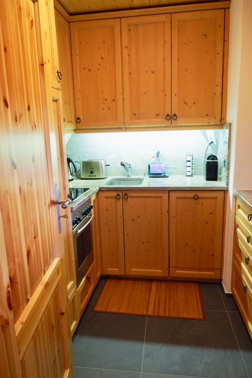 Fridge, oven, dishwasher, cookware/dishes/utensils