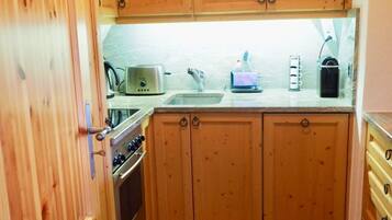 Fridge, oven, dishwasher, cookware/dishes/utensils