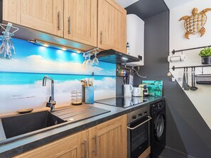 Kühlschrank, Mikrowelle, Ofen, Kochgeschirr/Geschirr/Besteck