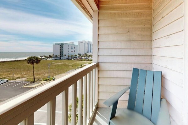 Ein Balkon mit Blick auf den Strand und die Bebauung.